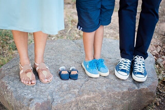 ארבעה זוגות נעלים שונים, של אבא אמא ושני ילדים