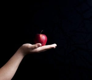 תפוח אדום על כף יד