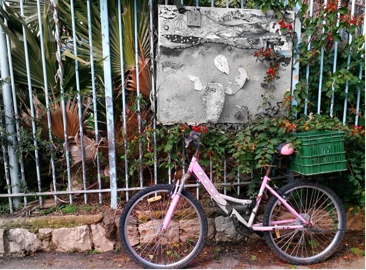 אופניים ליד גדר בשכונת נחלאות בירושלים