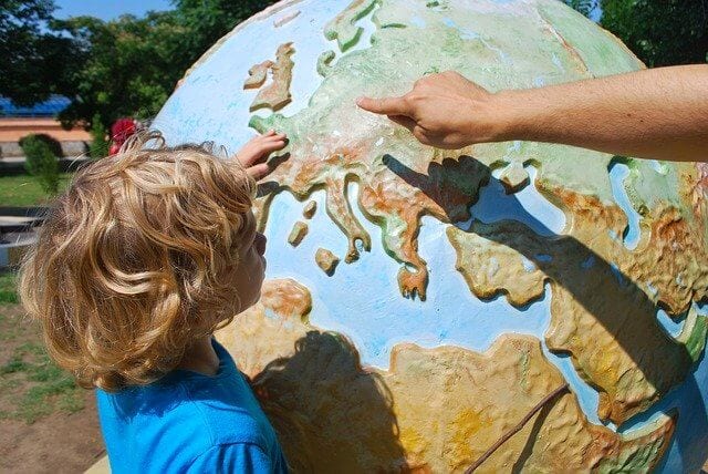 ילד לומד על כדור הארץ