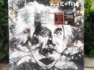 ציור של איינשטיין על ארון חשמל ברחוב אחוזה ברעננה