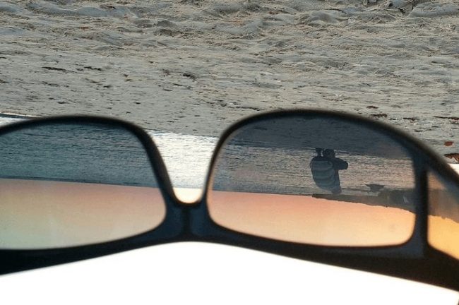 מצלמת איש על החוף, דרך משקפי שמש הפוכים